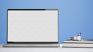 노트북 빈 화면 모형, 백신 병, 의사 또는 약사 사무실 책상에 있는 의학 서적, 파란색 배경, 3d 렌더링, 3d 그림