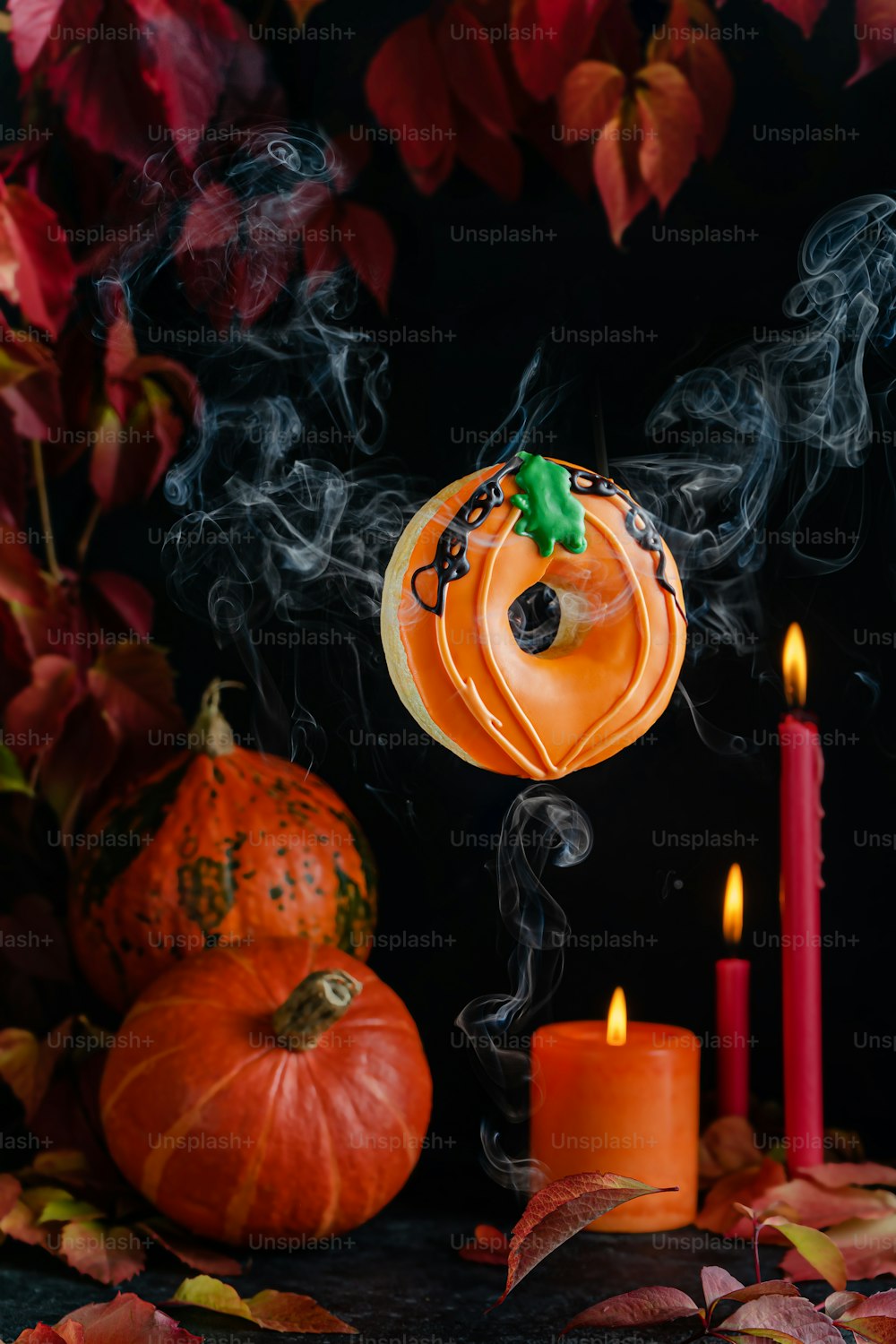 Ciambella di zucca volante su sfondo scuro di Halloween. Biglietto d'auguri