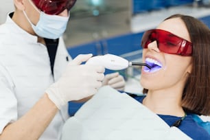 Portrait en gros plan d’une patiente visitant un dentiste pour un blanchiment des dents en clinique