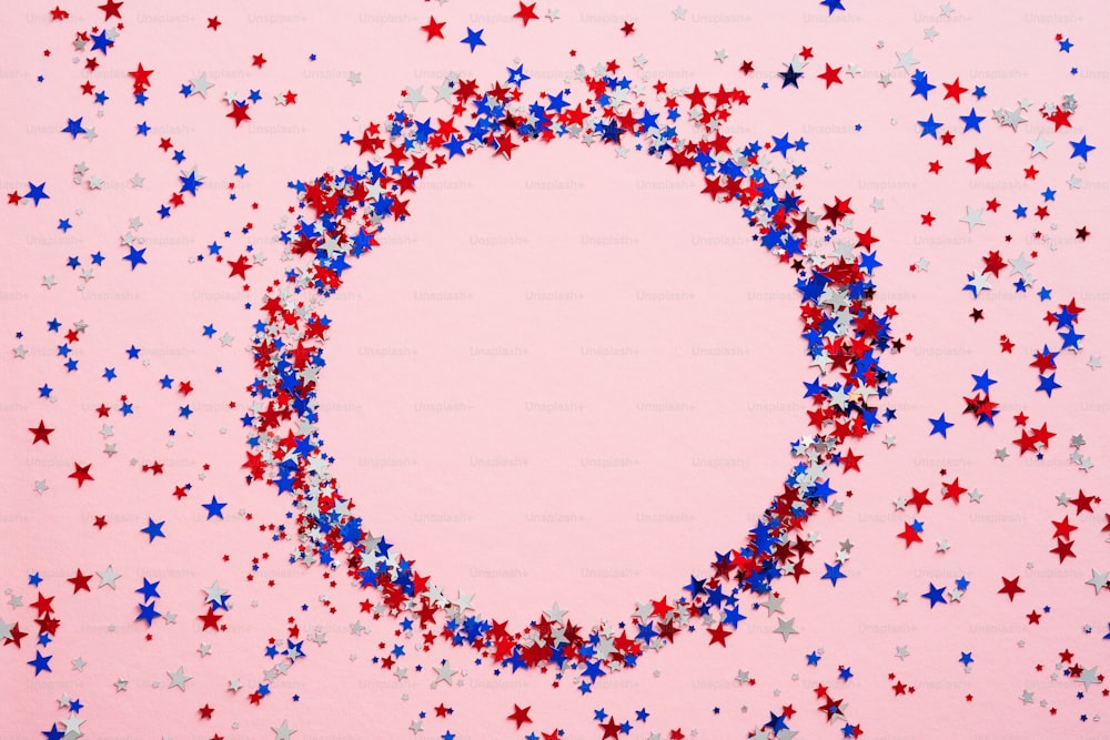 ピンクの背景にアメリカ国旗の色の紙吹雪の円と幸せな労働者の日のバナーのモックアップ。アメリカ独立記念日、メモリアルデー、アメリカ退役軍人の日のコンセプト。