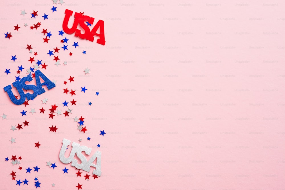 Maquette de bannière Happy Presidents Day avec des signes et des confettis américains. Jour de l’indépendance des États-Unis, fête du travail américain, Memorial Day, concept d’élection américaine