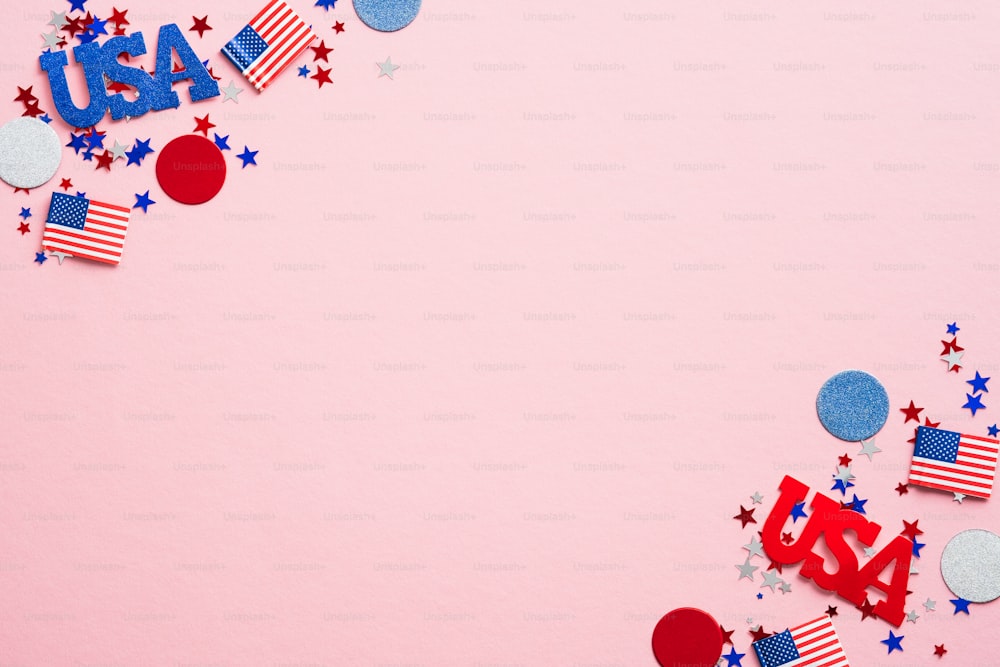 Concetto di Happy Presidents Day. Bandiere americane e stelle di coriandoli su sfondo rosa con spazio di copia. Modello di banner web per Giorno dell'Indipendenza degli Stati Uniti, Giorno della Memoria, Giorno dei Veterani