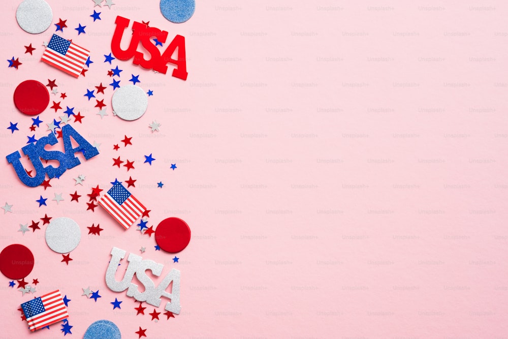 Maquete de banner do Dia do Trabalho Feliz com bandeiras americanas, confetes e decorações. Dia da Independência dos EUA, Dia do Trabalho Americano, Memorial Day, conceito eleitoral dos EUA.