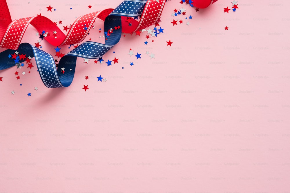 Maqueta de pancarta de EE. UU. Feliz día del trabajo con estrellas de confeti en colores y cintas nacionales estadounidenses. Día de los Presidentes de EE. UU., Día del Trabajo Estadounidense, Día de los Caídos, concepto de elección de EE. UU.