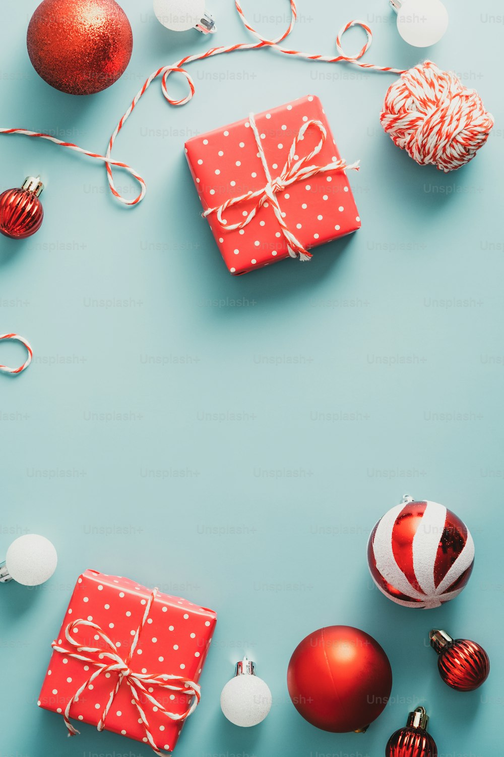 ギフト、赤と白のボール、緑の背景にリボンとクリスマス ビンテージ フラット レイ コンポジション。コピー領域付きの上面図。幸せなクリスマスと新年のコンセプト。
