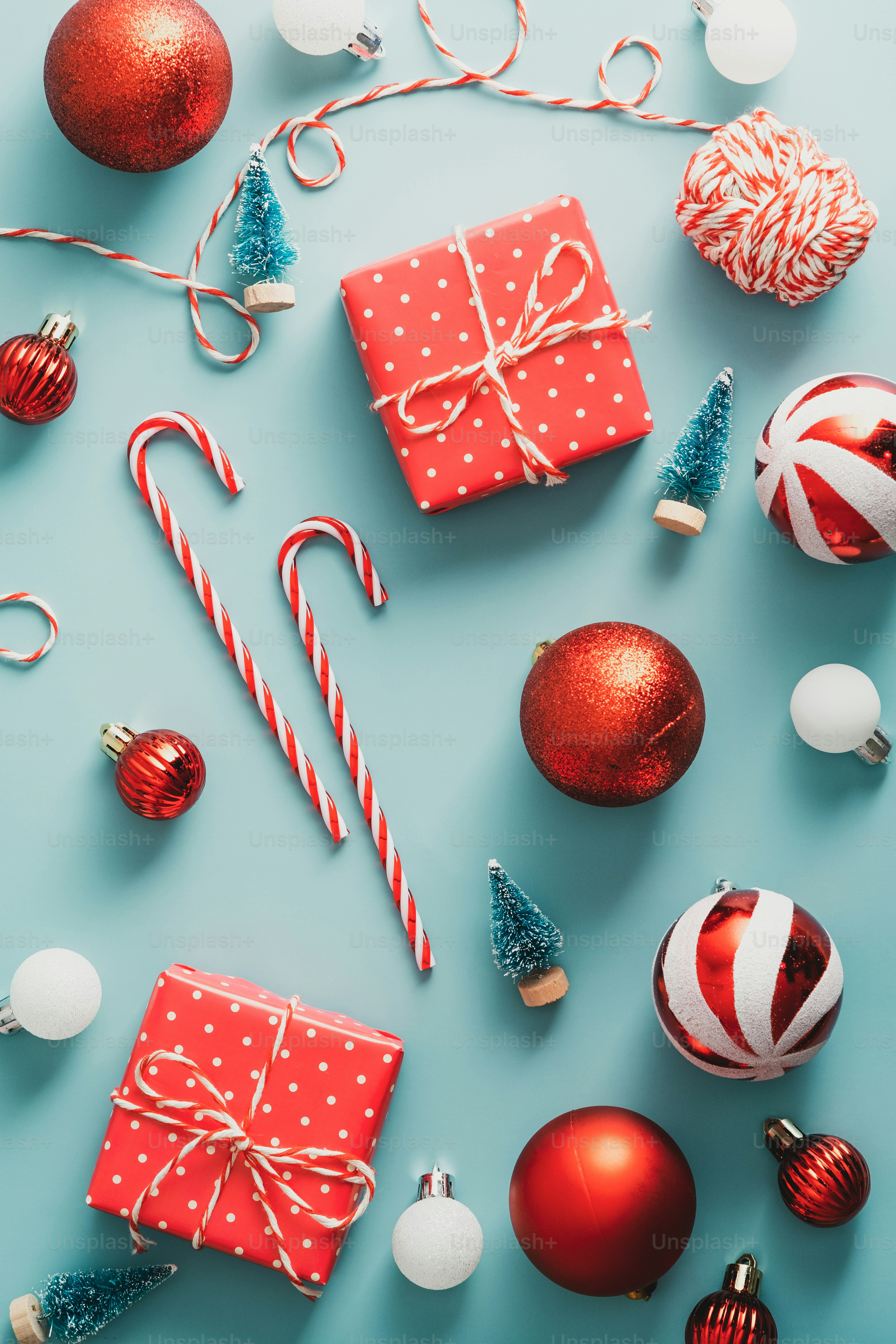 緑の背景にビンテージのクリスマスの飾り、ギフトボックス、キャンディーケインを備えたフラットレイ構図。ハッピークリスマスまたは新年のコンセプト。緑の背景にビンテージのクリスマスの飾り、ギフトボックス、キャンディーケインを備えたフラットレイ構図。ハッピークリスマスまたは新年のコンセプト。