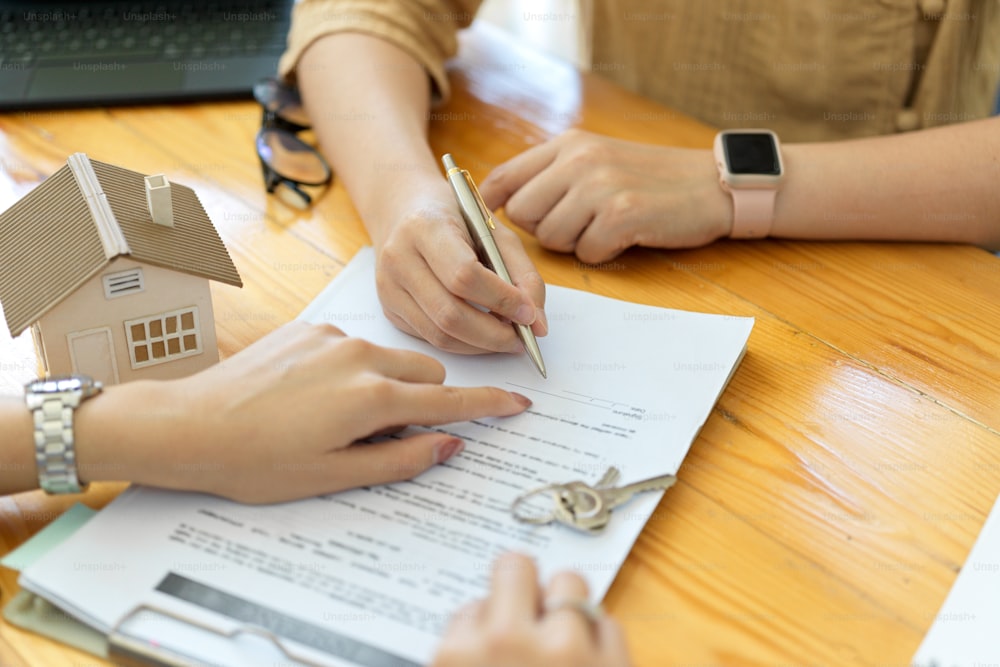 Immobilienmakler, der Verträge mit neuen Kunden abschließt, Hausversicherung unterzeichnet, Haus mieten, Investition