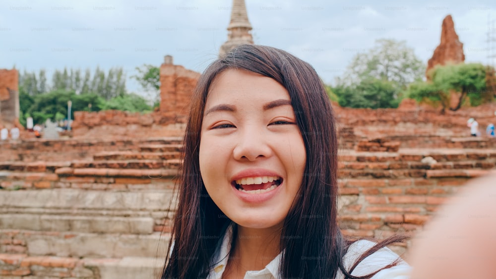클로즈업 젊은 아시아 배낭 블로거 여성 캐주얼 룩 카메라 화상 통화는 스마트폰에서 라이브 라이브 온라인 공유 파고다 올드 시티, 라이프스타일 관광 여행 휴가 개념에서 함께 청중 여행.