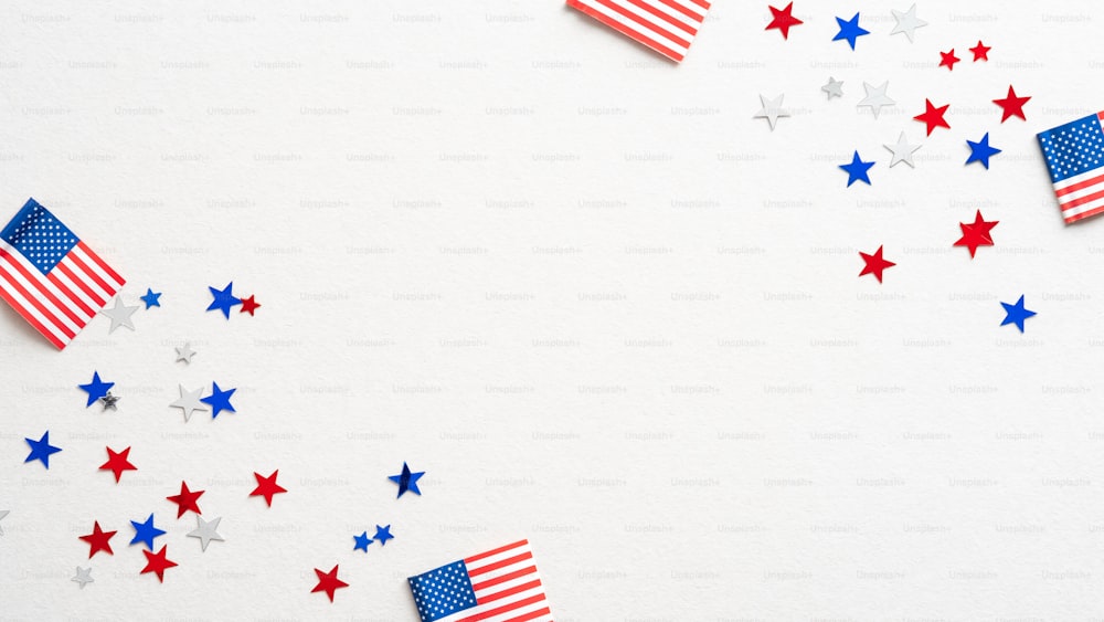Design dello striscione per le vacanze negli Stati Uniti. Cornice di bandiere americane e stelle di coriandoli su sfondo bianco. Buon giorno dell'indipendenza, giorno del presidente, concetto di festa del lavoro.