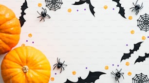 Fundo de Halloween feliz com abóboras, aranhas, morcegos no branco. Maquete de banner de Halloween, modelo de cartão de felicitações.