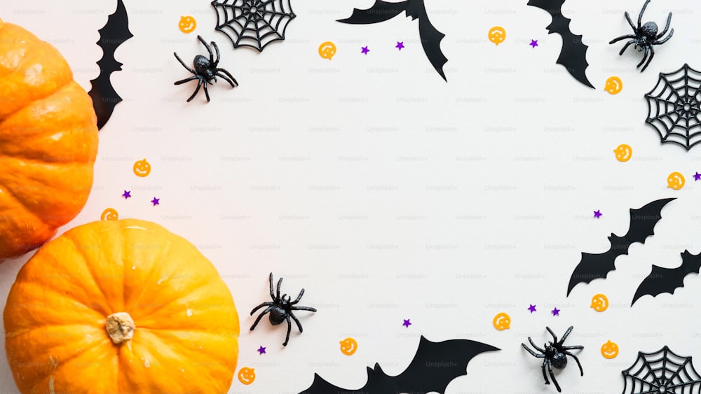 Fondo feliz de Halloween con calabazas, arañas, murciélagos en blanco. Maqueta de banner de Halloween, plantilla de tarjeta de felicitación.