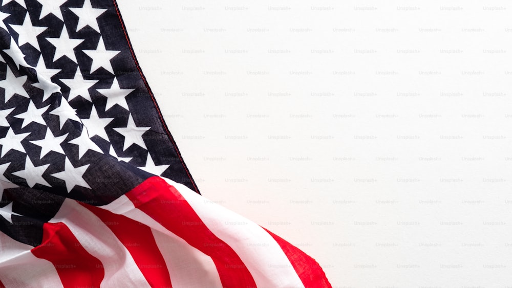 Bandiera americana isolata su sfondo bianco. Mockup di banner per il Columbus Day, il Giorno dell'Indipendenza degli Stati Uniti, il Memorial Day, il Giorno del Lavoro americano.