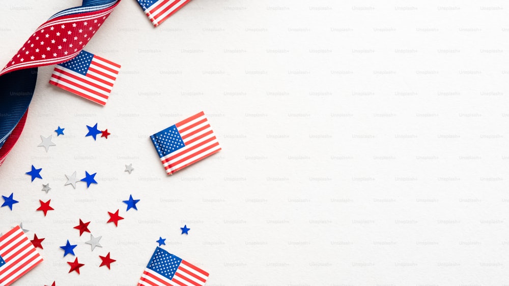 Tarjeta del Día de la Raza, póster, fondo. Composición plana con decoraciones de Estados Unidos y cinta sobre fondo blanco.