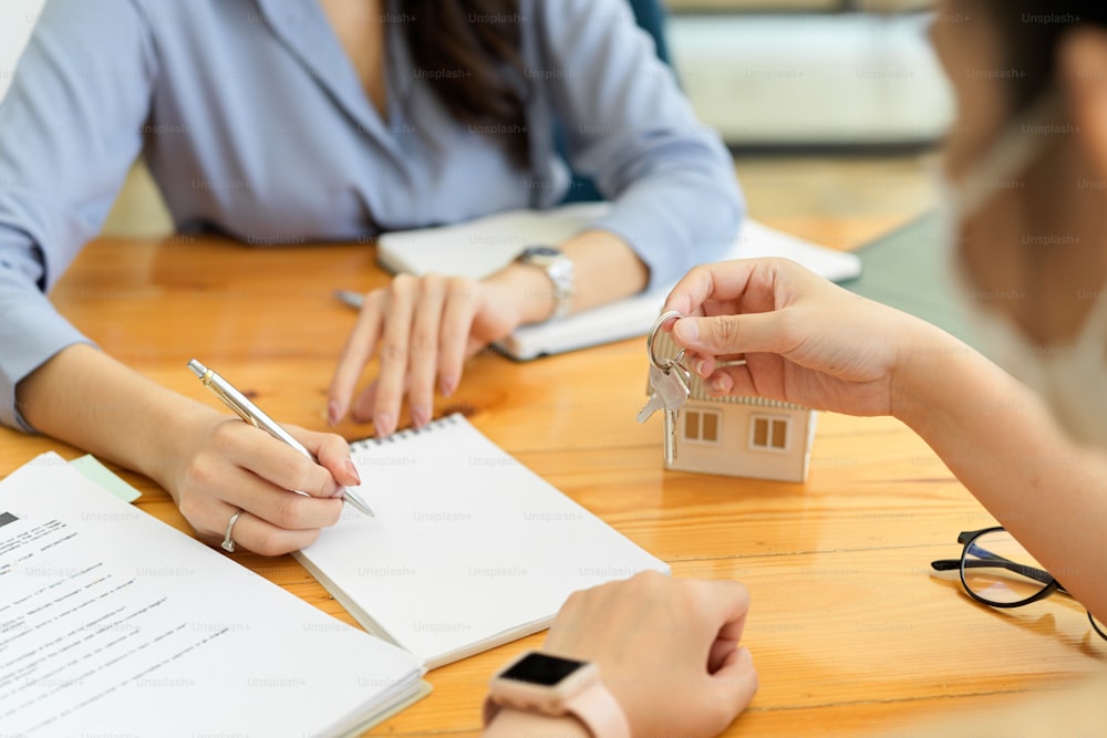 Immobilienmaklerin, die den Kauf von Hausverträgen mit dem neuen Vermieter abschließt, Notizblock leeres Blatt