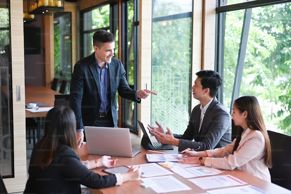 Business Man Teamleiter erklärt Geschäftsstrategie für verschiedene Geschäftsleute im Besprechungsraum.