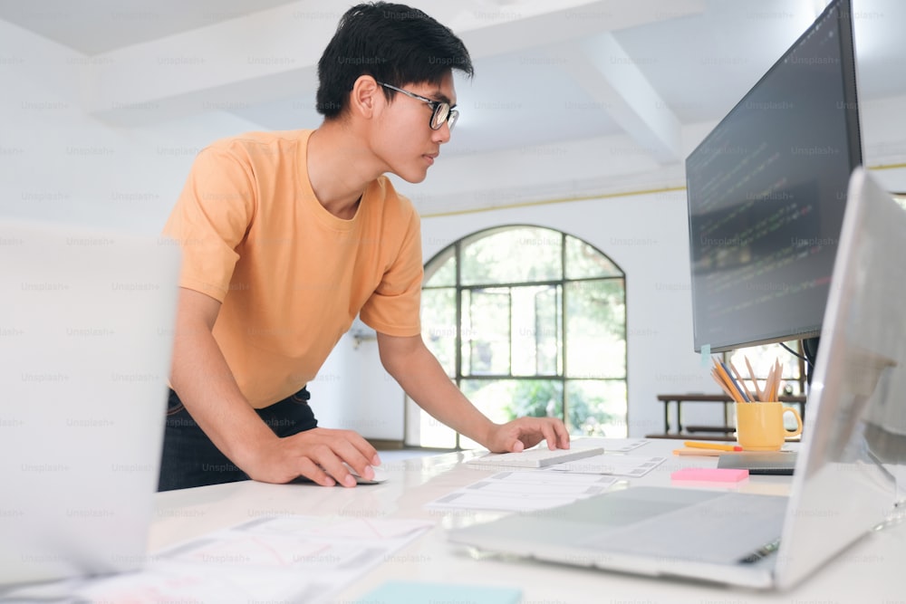 Los programadores y los equipos de desarrolladores están codificando y desarrollando software.