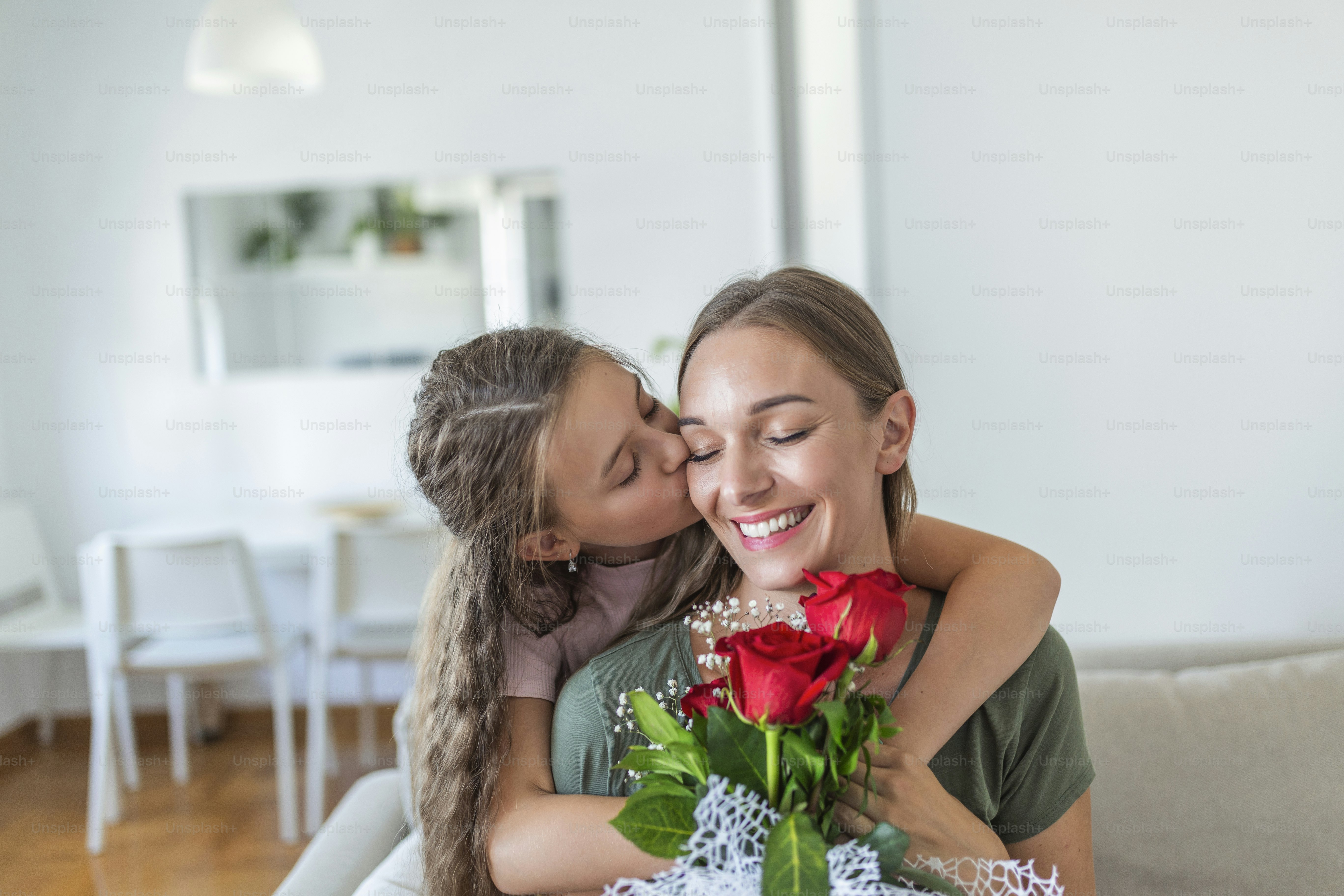 Je t'aime maman ! Une jeune femme attrayante avec une petite fille mignonne  passe du temps ensemble à la maison, remerciant pour la carte faite à la  main avec un symbole d'amour, image size:3000x2000