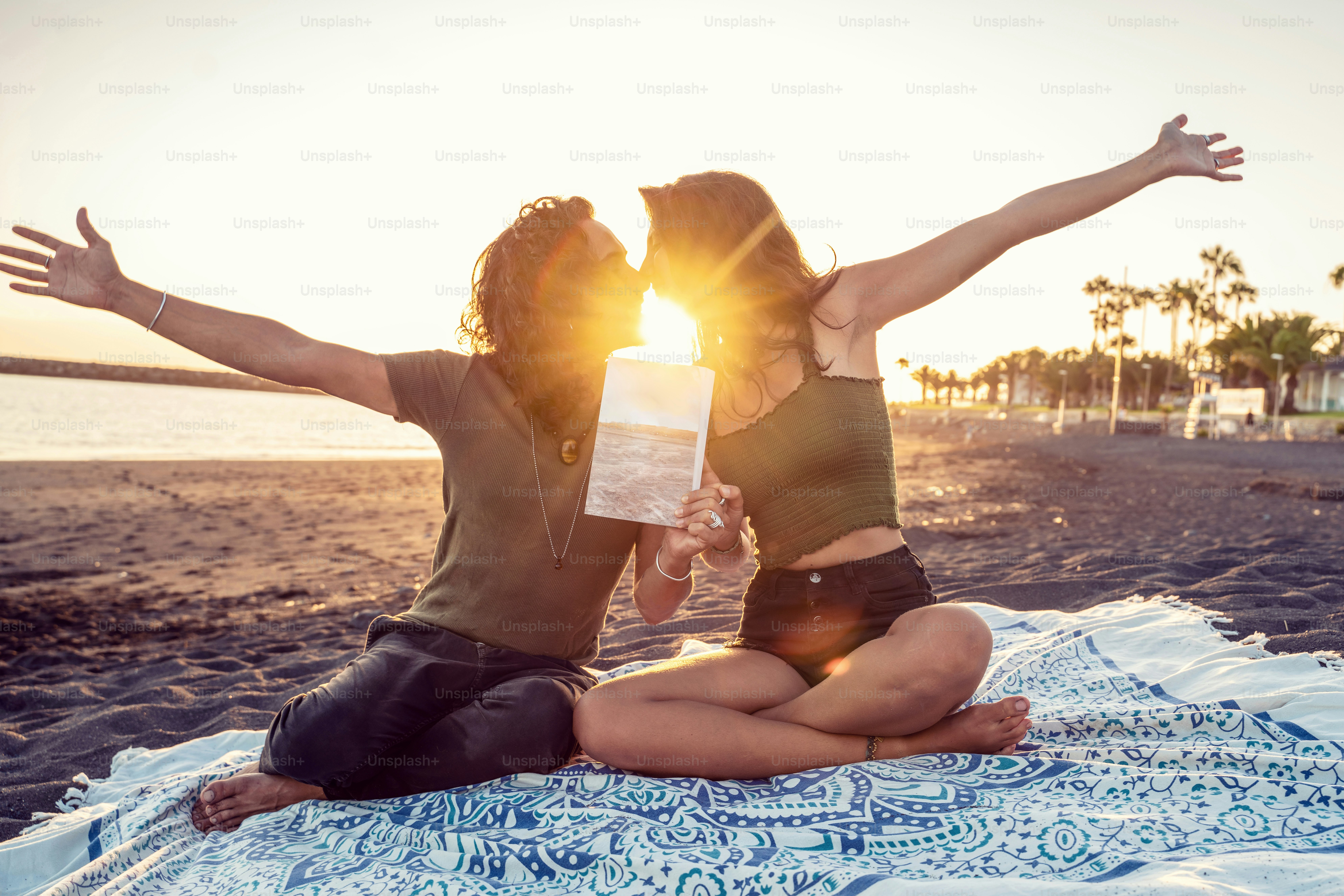 Hermosa pareja feliz en una cita, besándose y mostrando un libro en la  playa tropical. Vibraciones de vacaciones de verano. Hora de puesta de sol.  foto – Imagen de Playa en Unsplash, image size:3000x2001