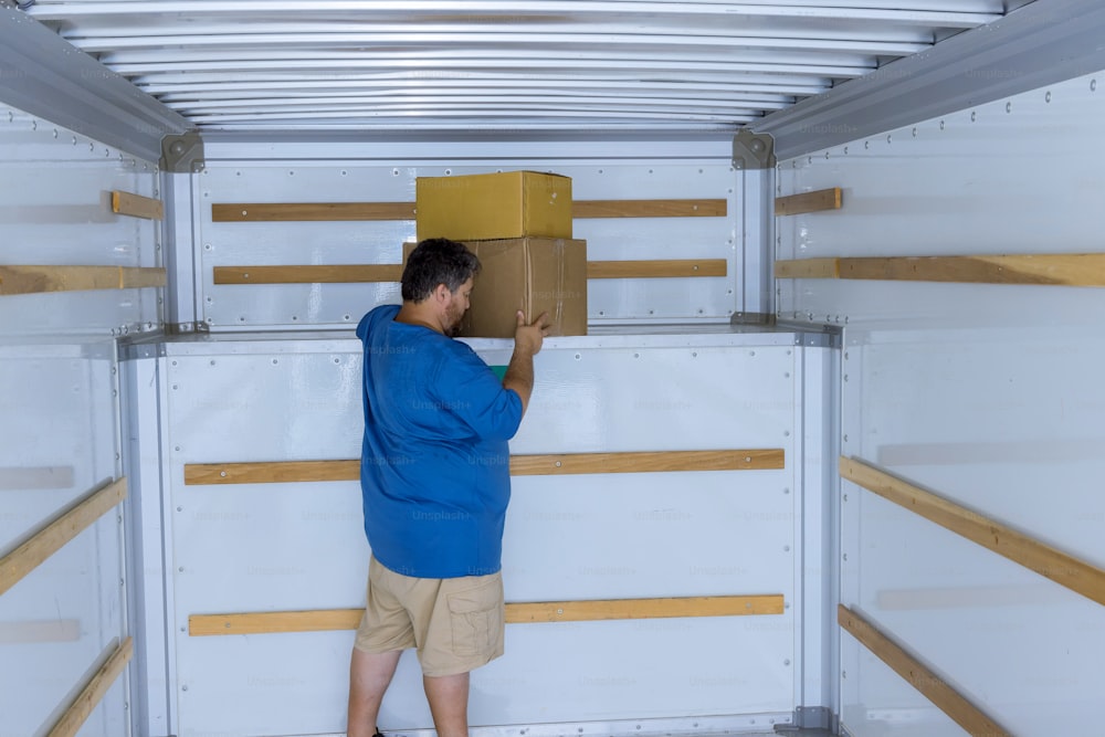 Pakete liefern Kartons auf Transportsystem im Auto