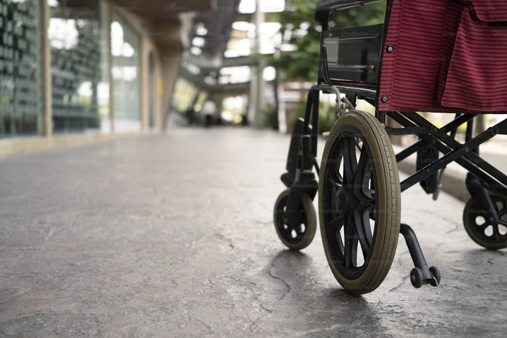 Leerer Rollstuhl auf dem Flur im Krankenhaus. Medizinische Geräte im Krankenhaus zur Betreuung behinderter Menschen.