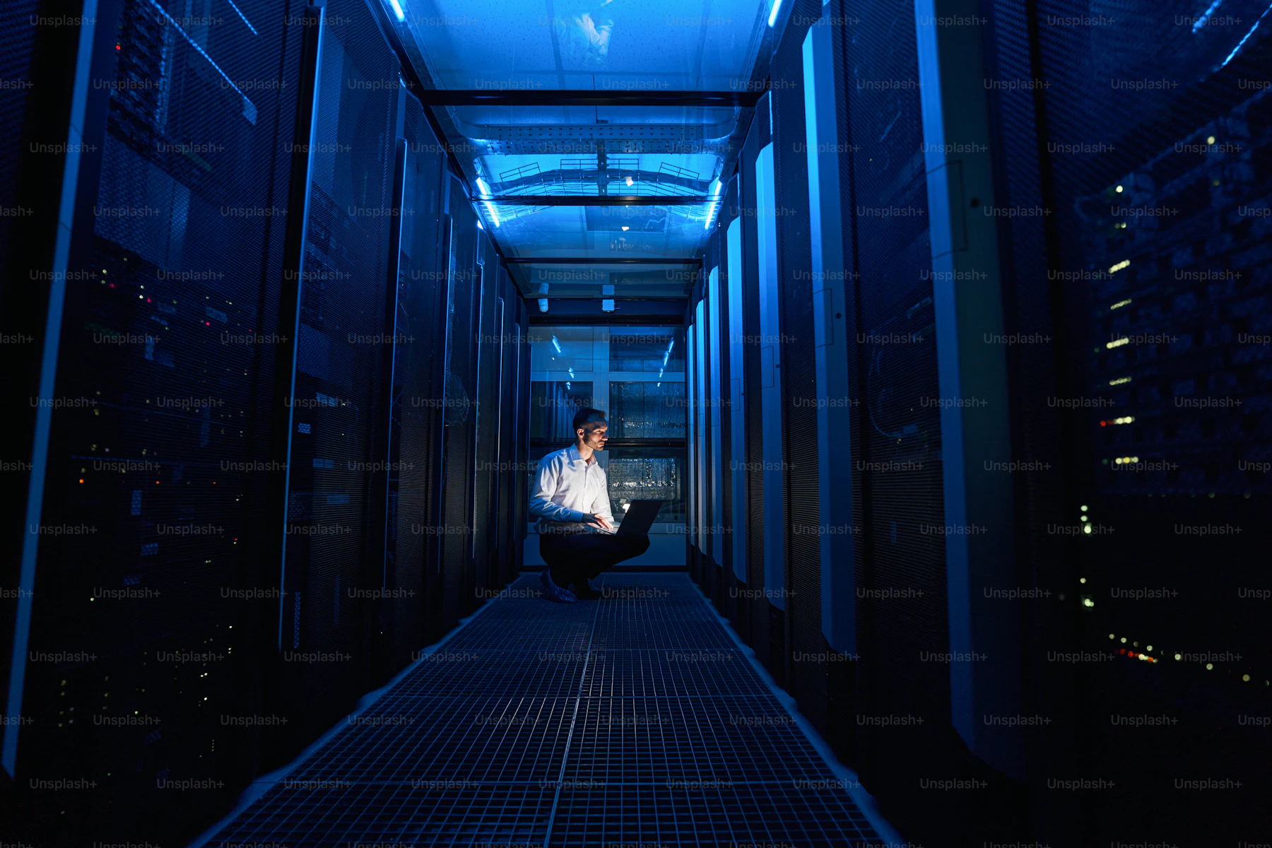 Especialista trabajando entre racks de un centro de datos