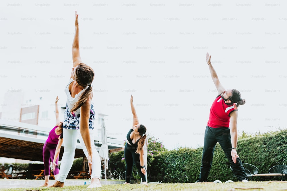 Gruppo di persone messicane che fanno esercizi di stretching all'aperto in America Latina