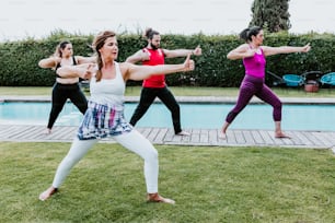 Hispanos practicando la postura del arquero en yoga al aire libre en América Latina
