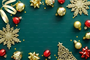 Fondo navideño de lujo con decoraciones doradas, bolas rojas, copos de nieve, cinta de purpurina, confeti. Elegante maqueta de tarjeta de Navidad.