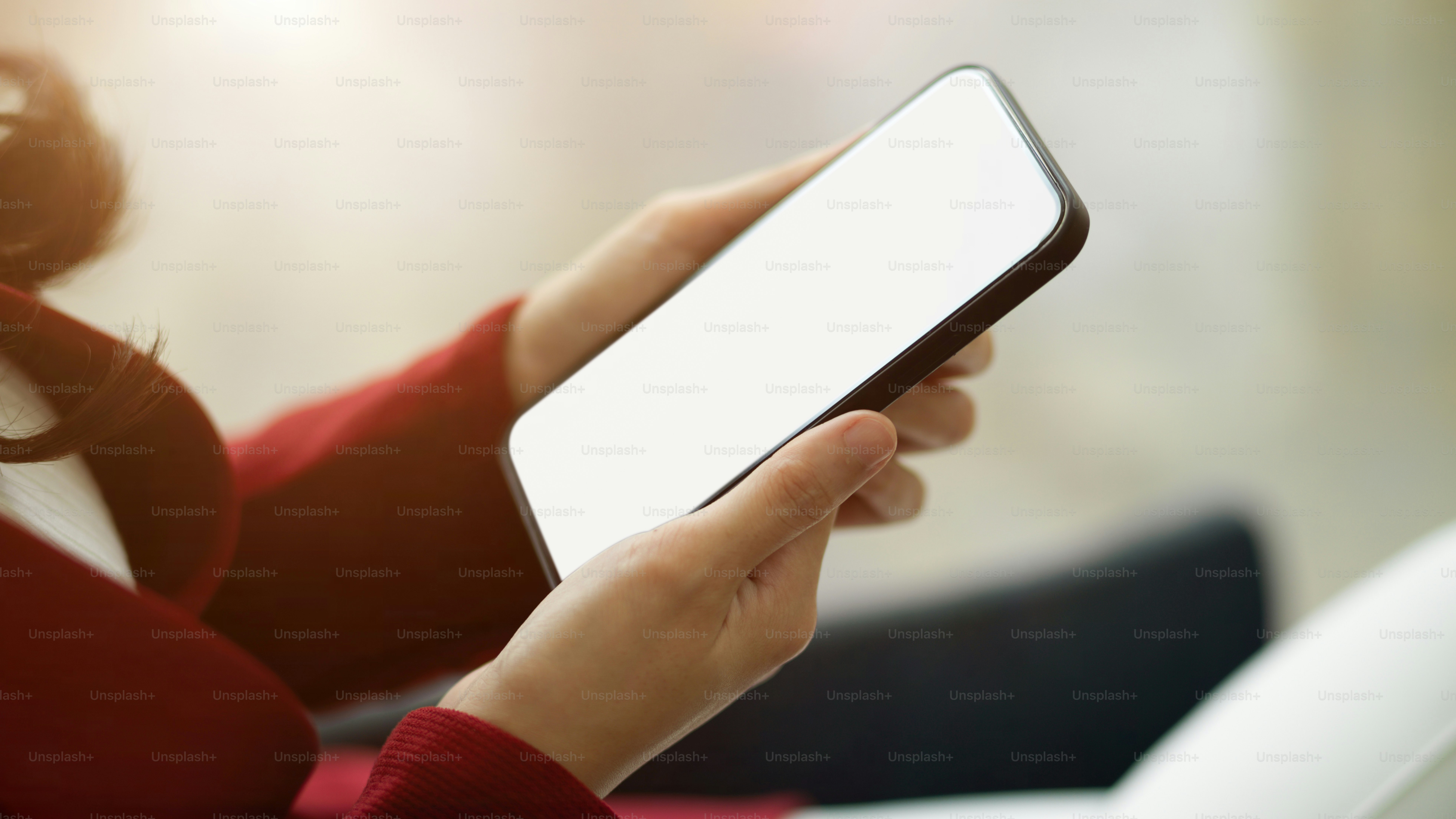 Nahaufnahme Geschäftsfrauen mit modernem Smartphone. Leeres Bildschirmmodell des Telefons und verschwommener Hintergrund. Seitenansicht.