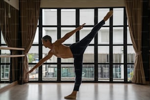자신감 백인 남성 발레 댄서는 스튜디오 룸에서 혼자 발레 춤을 연습합니다. 잘 생긴 남자 운동 춤 클래식 발레 공연 신체 스트레칭과 힘 근육을 보여줍니다.
