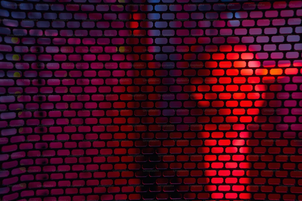 現代のハイテクインターネットデータセンタールームの女性コンピュータマネージャーの抽象的なビュー、赤い色調の画像