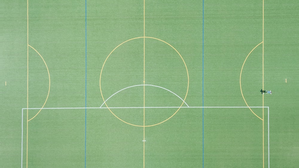 サッカーの緑の分野かサッカー場の芝生のコートのためのスポーツのゲームを作成する