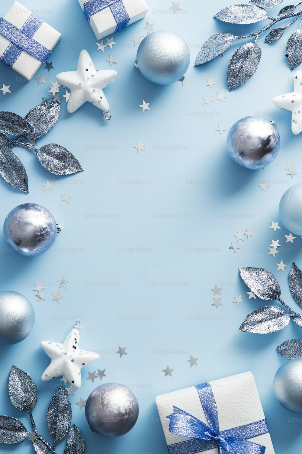 メリークリスマス縦型バナーデザイン。青い背景に銀と白のクリスマスの飾り。モダンなクリスマスポスターのモックアップ。