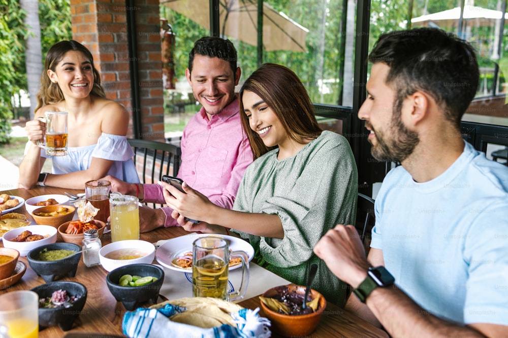 젊은 라틴 친구들 모임 그룹 맥주, 미켈라다 음료와 멕시코 음식 멕시코 라틴 아메리카의 레스토랑 테라스에서 건배 만들기