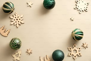 木製の装飾と緑のボールとビンテージベージュのクリスマスの背景。レトロなスタイルのクリスマスはがきテンプレート。