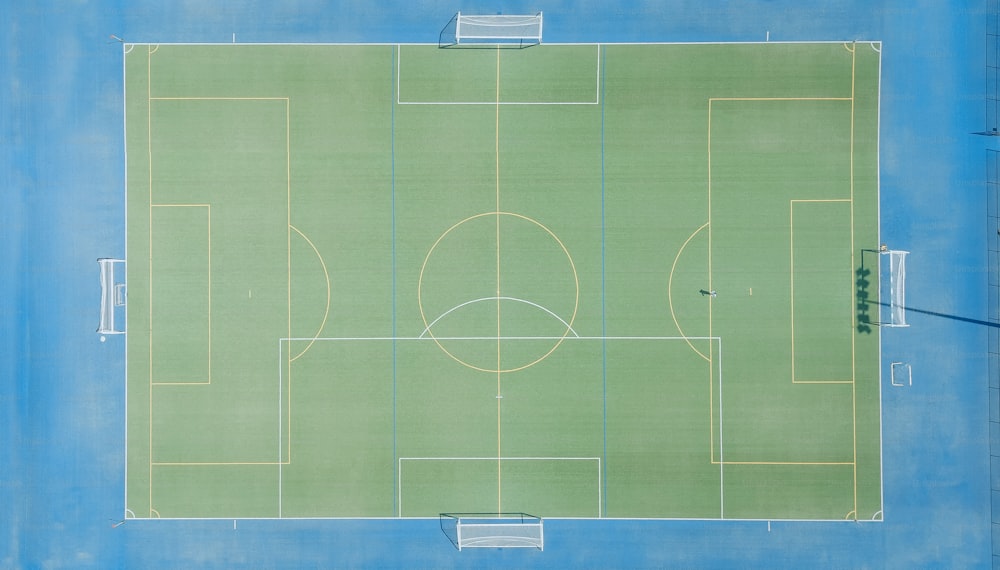 サッカー場の緑の芝生の空中写真は、スポーツゲームを作成します