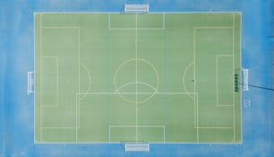 La veduta aerea dell'erba verde per il campo da calcio crea il gioco di sport
