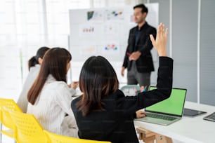 Geschäftsleute besprechen kompetent Arbeitsprojekte, während sie im Kreis sitzen. Corporate Business Team Collaboration Konzept .