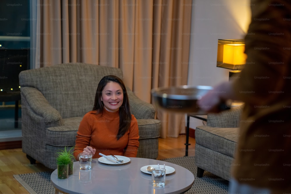 아름다운 아시아 여자 친구들은 소시지와 함께 인스턴트 라면을 먹고 밤에 거실에서 함께 이야기합니다. 여성 커플 여자 친구는 집에서 함께 저녁 식사를하면서 실내 라이프 스타일을 즐긴다.
