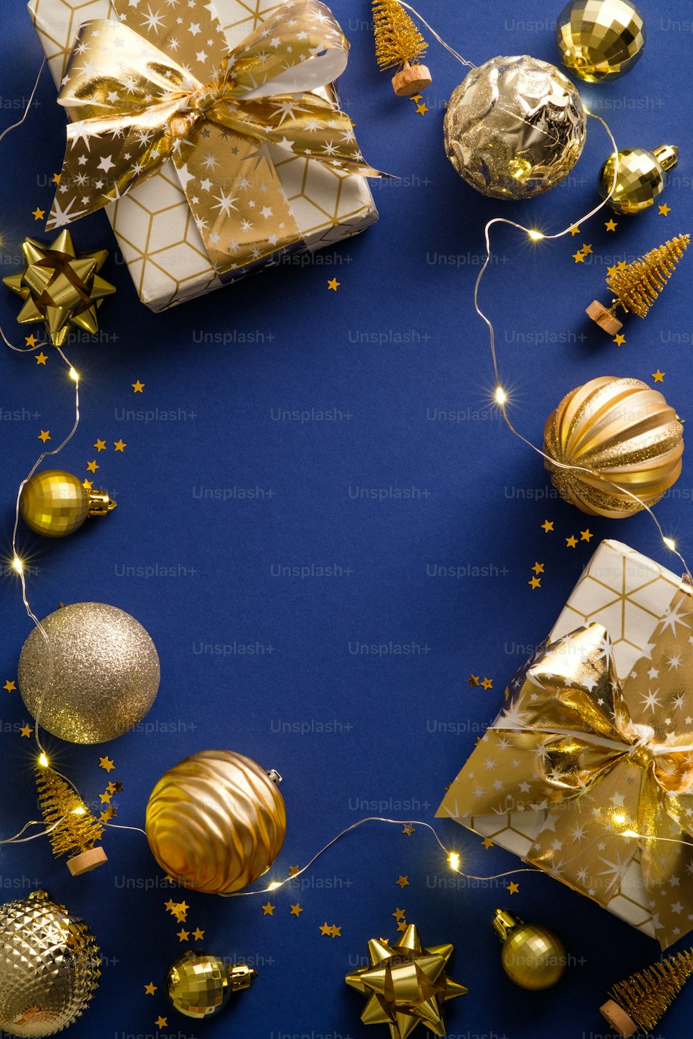 Dunkelblauer Weihnachtshintergrund mit goldenen Kugeln, Dekorationen, Geschenkboxen. Weihnachtsfeier, Winter, Neujahrskonzept. Weihnachtsbanner-Mockup, Grußkartenvorlage