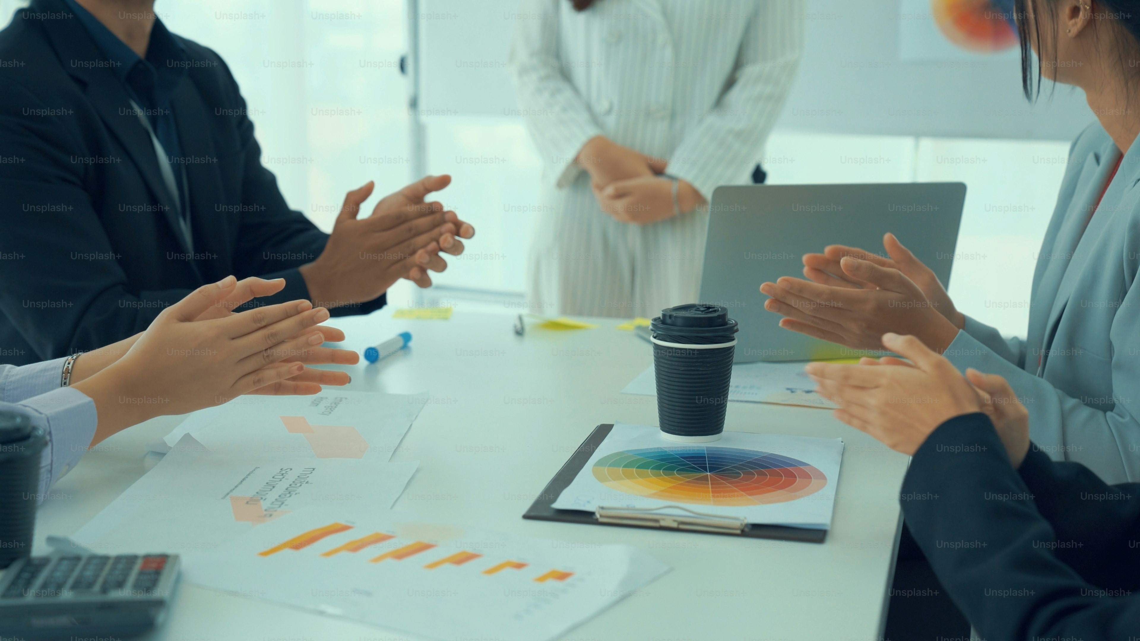 Geschäftsfrau kompetent präsentieren Arbeitsprojekt erhalten Feierlichkeiten vom Team. Corporate Business Team Collaboration Konzept .