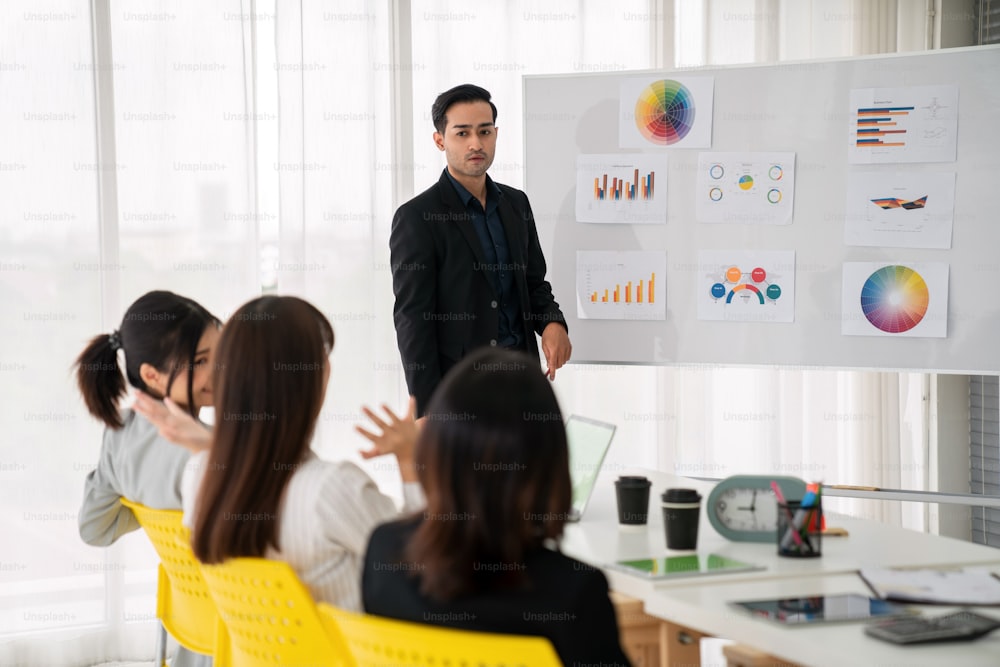 Gli uomini d'affari discutono abilmente il progetto di lavoro mentre sono seduti in cerchio. Concetto di collaborazione del team aziendale aziendale.