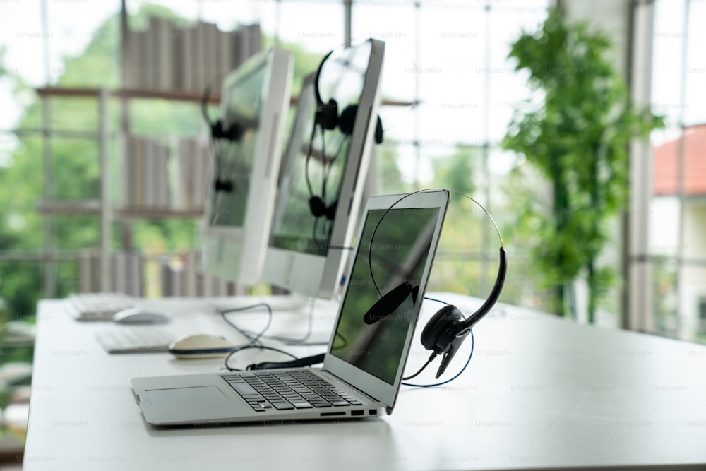 Headset und Kundendienstausrüstung im Callcenter bereit für den aktiven Service. Corporate Business Help Desk und Telefon-Assistenzkonzept .