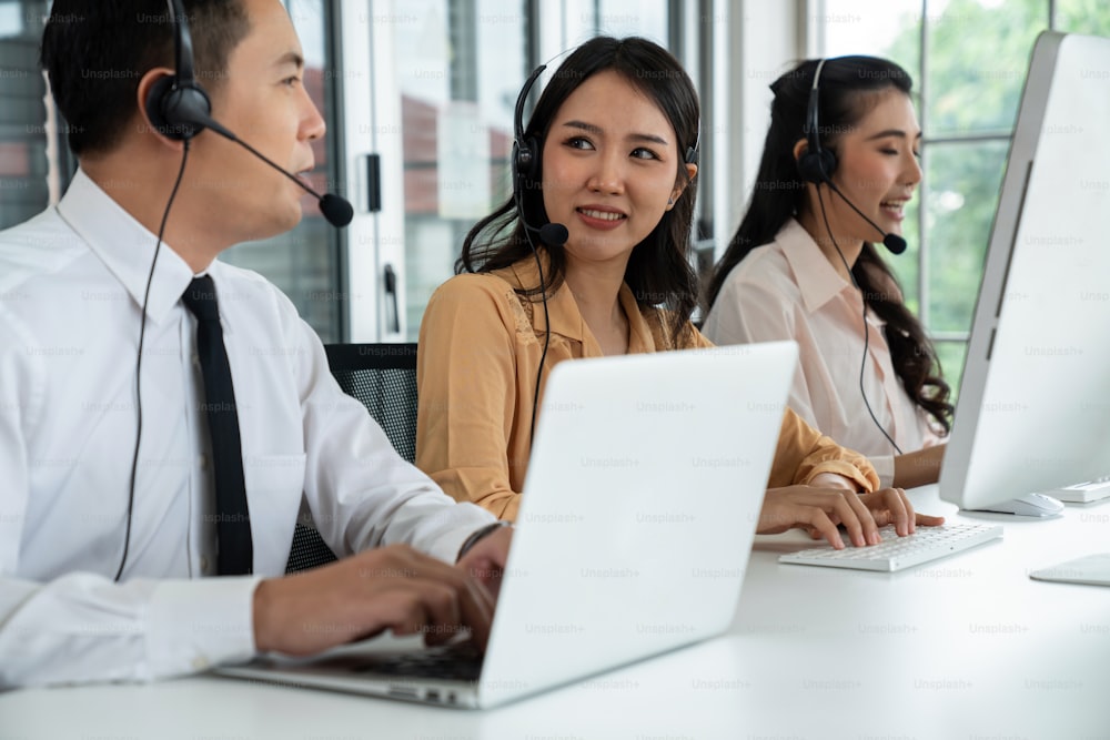 Geschäftsleute, die ein Headset tragen und aktiv im Büro arbeiten. Call-Center, Telemarketing, Kundendienstmitarbeiter bieten Service auf Telefon-Videokonferenz-Anruf.
