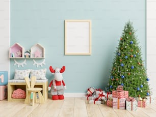 거실에 크리스마스 트리가 있는 어린이 방의 포스터 프레임 조롱, 3D 렌더링