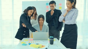 La gente de negocios discute hábilmente el proyecto de trabajo en la computadora. Concepto de colaboración de equipo de negocios corporativos.