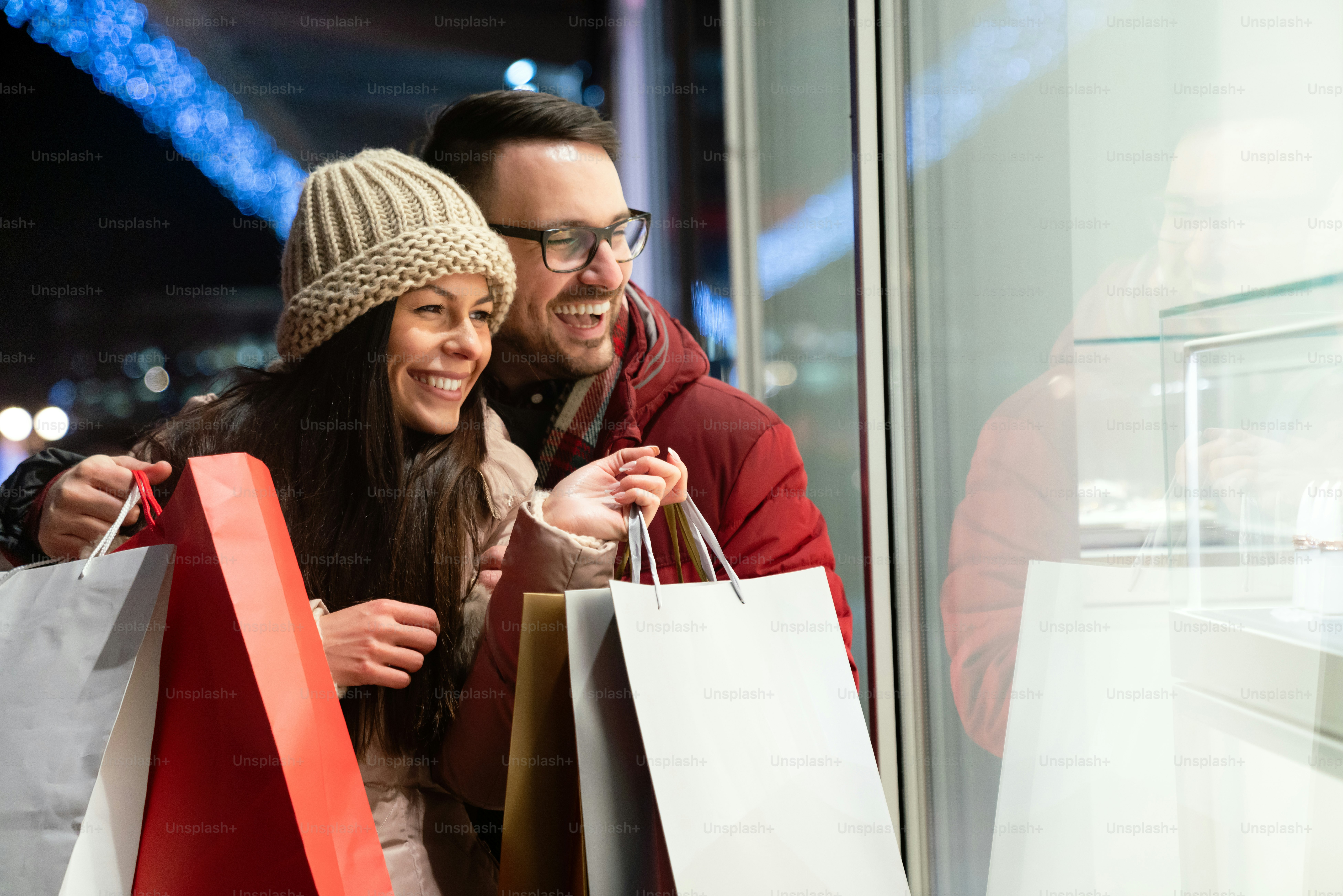 Feliz pareja divirtiéndose y comprando juntos en la ciudad. Concepto de felicidad de las personas