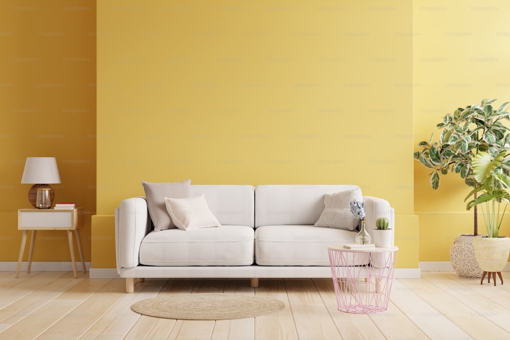 黄色い壁のリビングルームにはソファと装飾、3Dレンダリングがあります