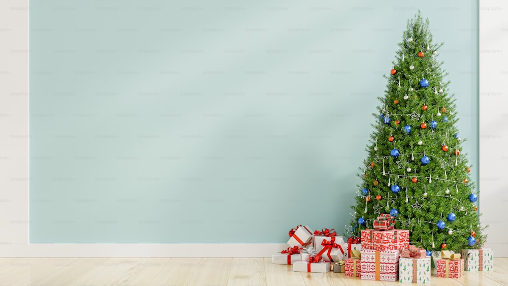 Árbol de Navidad en la sala de estar en la pared azul claro vacía. Representación 3D