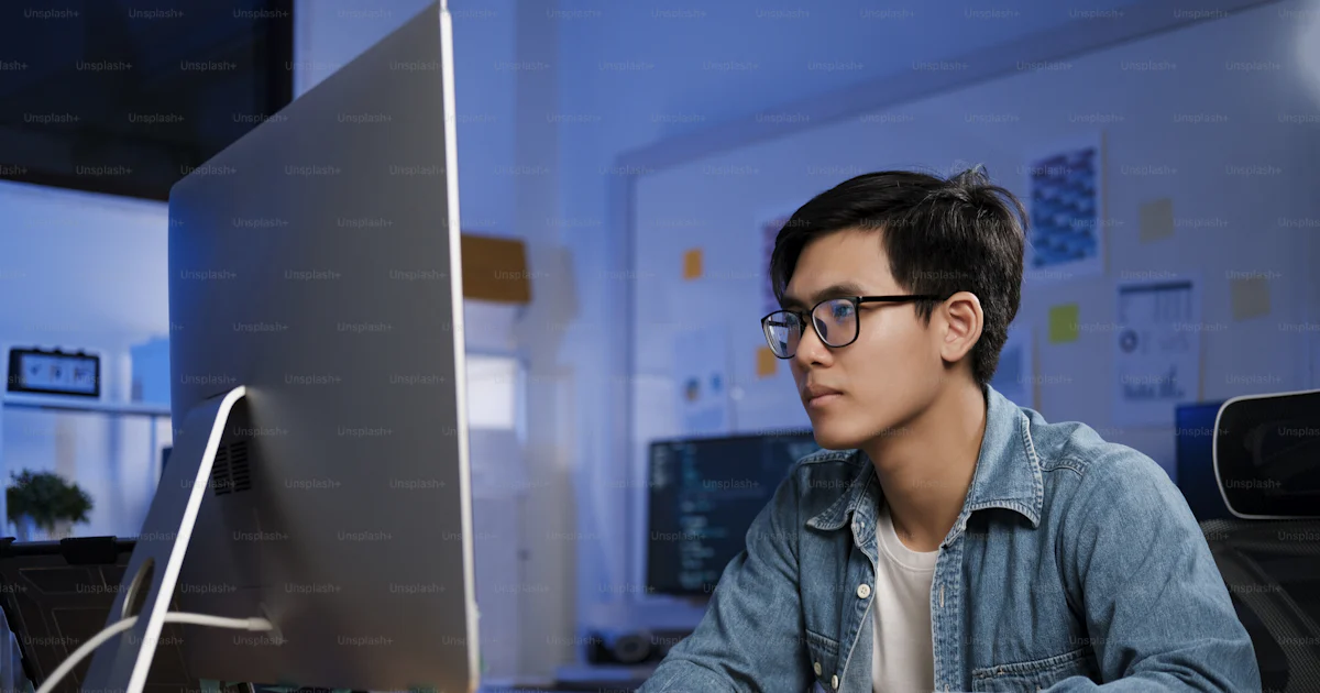 Los programadores y los equipos de desarrolladores están codificando y ...